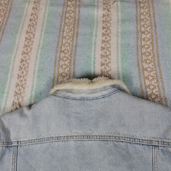 VINTAGE LEVI'S JEAN JACKET  ROSE EMBROIDERY  WOMEN'S MEDIUM - Picture 13 of 16